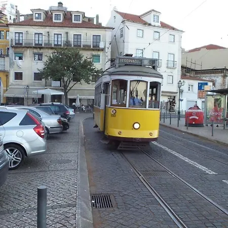 Alfama Stunning River And Historic Views 2bedrooms & 2bathrooms Ac Balcony 18th Century Building Lisboa