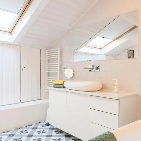 Alfama Stunning River And Historic Views 2bedrooms & 2bathrooms Ac Balcony 18th Century Building شقة Lisboa