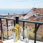 Apartament Alfama Stunning River And Historic Views 2bedrooms & 2bathrooms Ac Balcony 18th Century Building *
