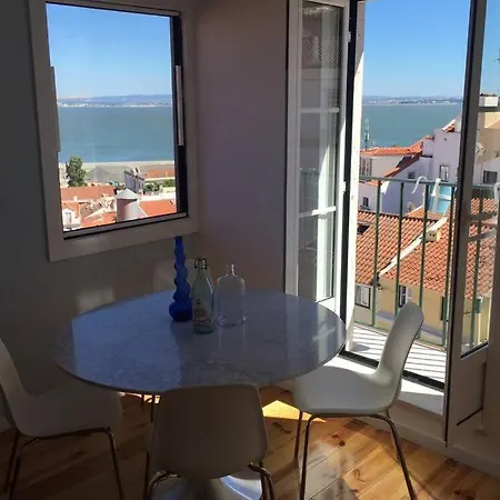 Alfama Stunning River And Historic Views 2bedrooms & 2bathrooms Ac Balcony 18th Century Building Апартаменти Лісабон